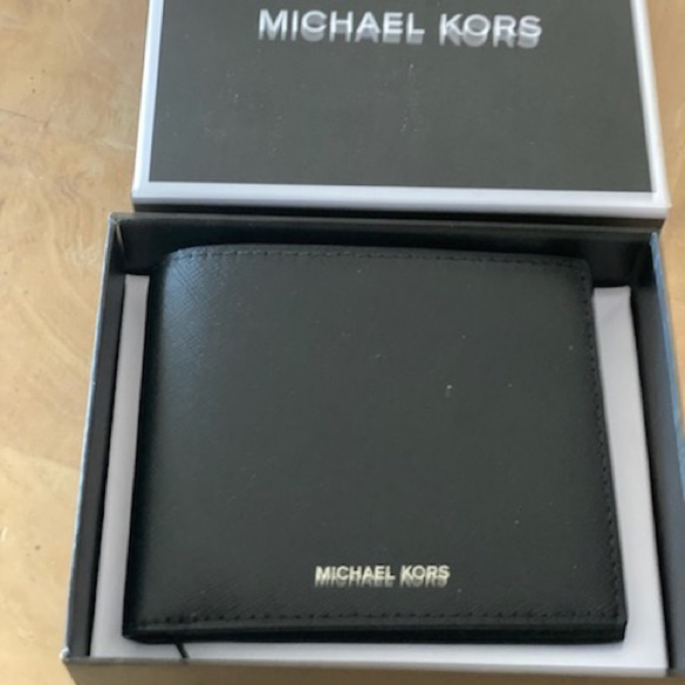 Michael Kors Wallet new in box. Andy